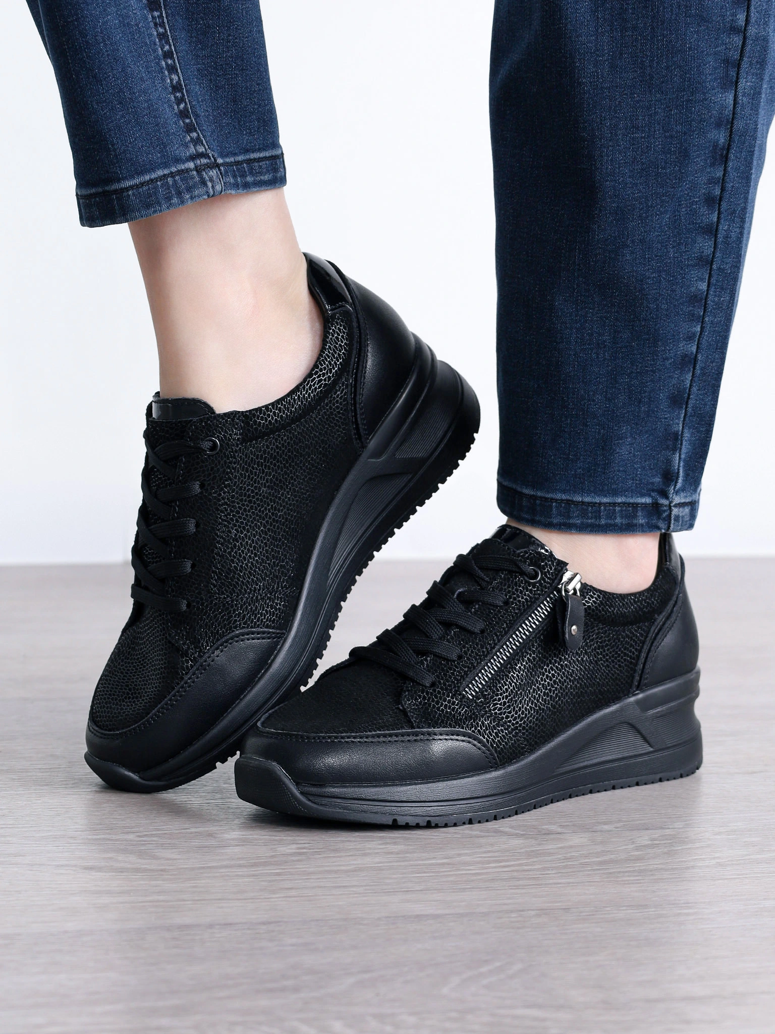 Кроссовки черного цвета с лазерной обработкой кожи